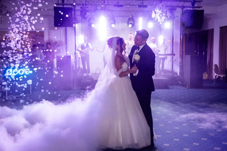 Dansul mirilor în lumină mov, cu fum greu pe ringul de dans