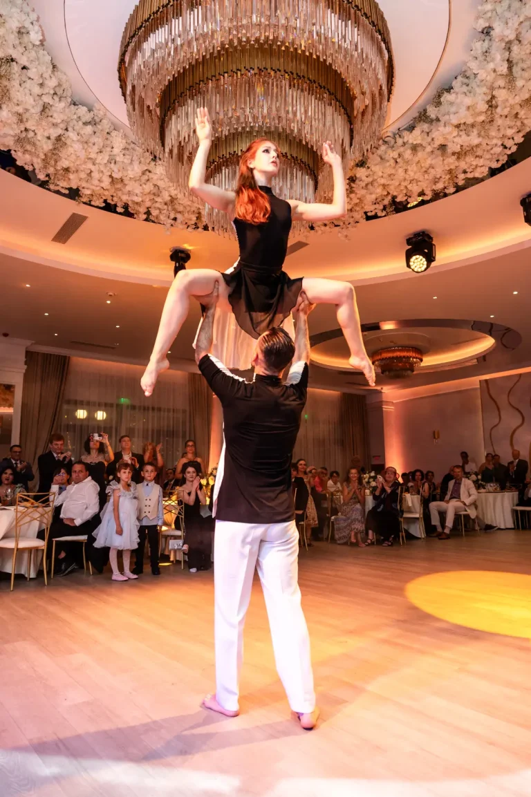 Dansator acrobatic ridicându-și partenera