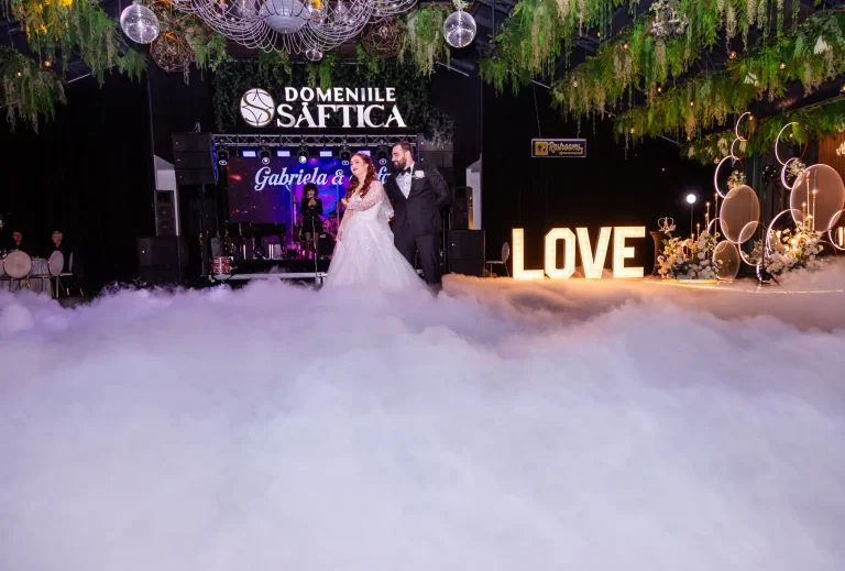 Mirii pe ring în fum greu, cu decorul LOVE, la Domeniile Saftica