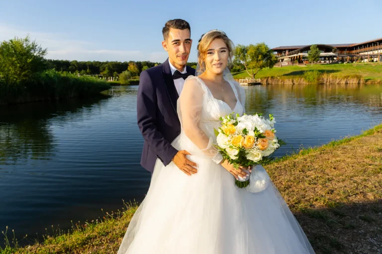 Mirii la malul lacului, în lumina caldă de după-amiază