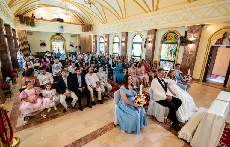 Invitații așezați în sală, la ceremonie