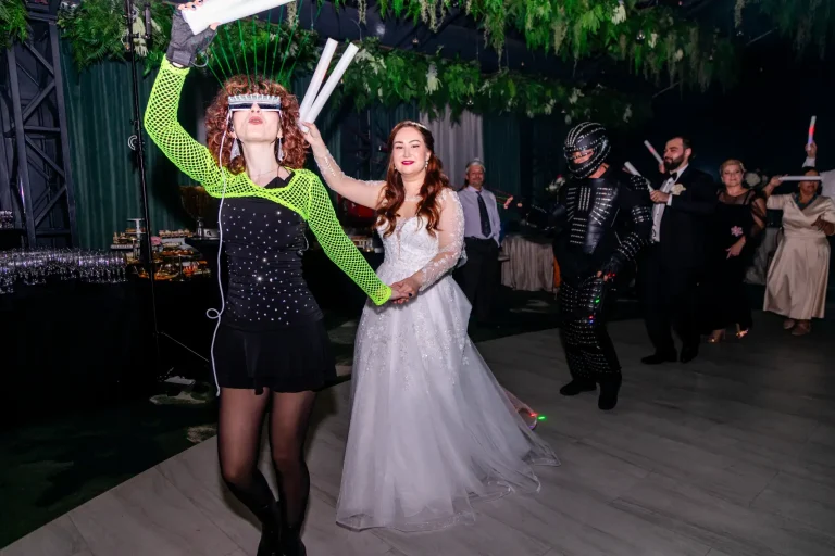Mireasa dansând cu un artist costumat, la petrecere