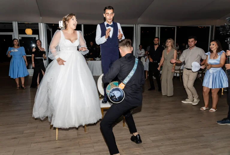 Mirele dansând printre invitați