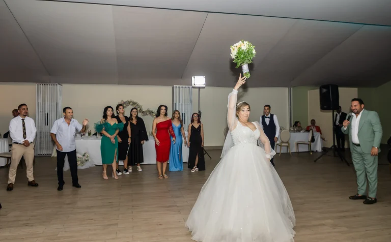 Mireasa aruncă buchetul către invitate