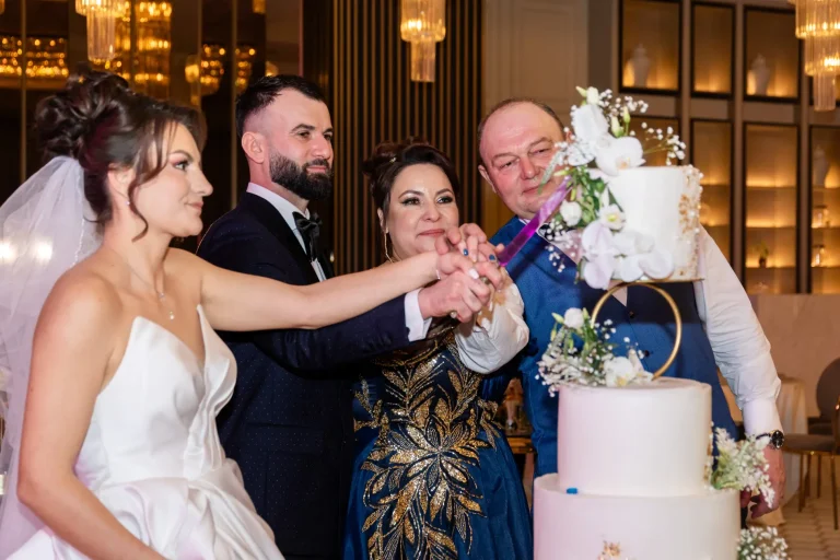 Tăierea tortului împreună cu nașii, în restaurantul Stephany Ballroom din Râmnicu Vâlcea