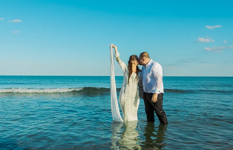 Mireasa cu voalul în vânt și mirele în apa mării, ședință trash the dress la Năvodari