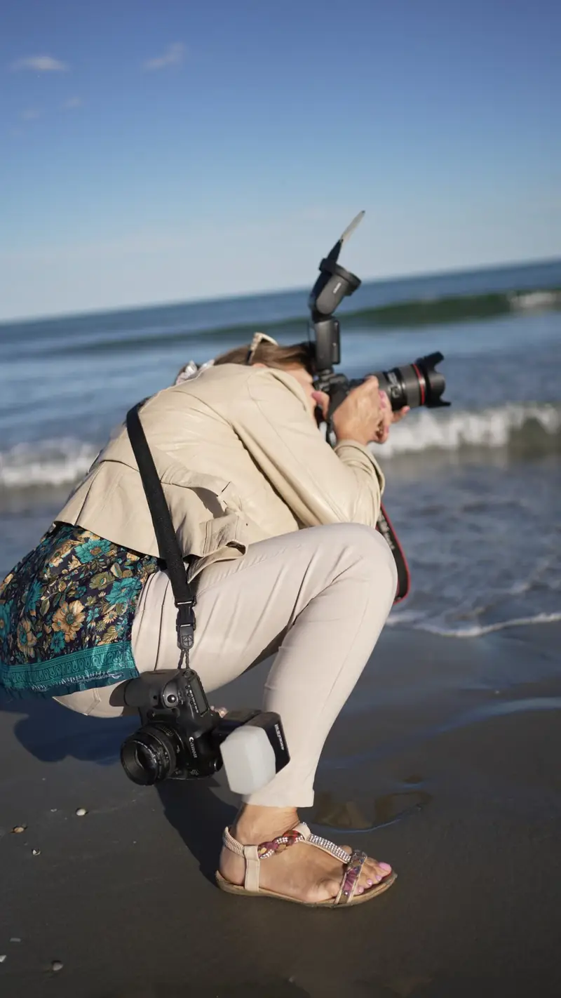 Fotograful Flory Media fotografiază în genunchi în valuri, din culisele ședinței