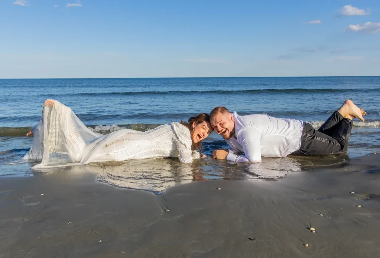 Mirii întinși în apă, față în față, la trash the dress