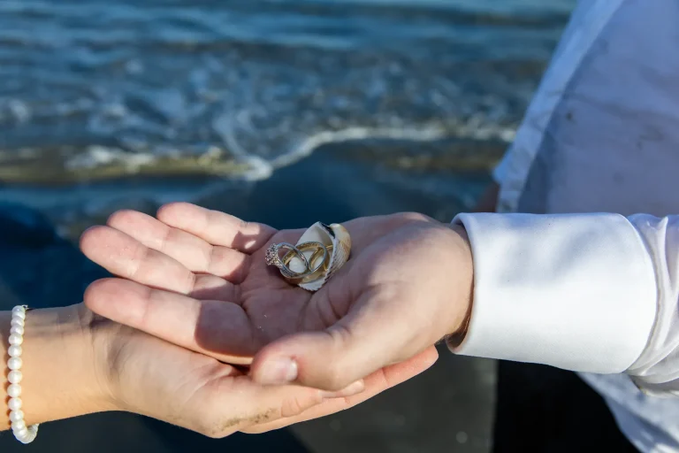 O scoică în palmele mirilor, detaliu de la trash the dress